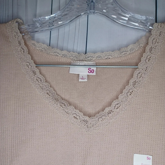 SO ribbed cropped juniors short sleeve V-neck with lace trim top NWT - Picture 4 of 9